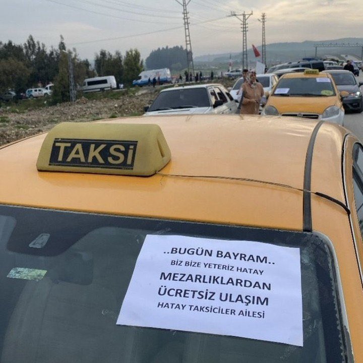 Hatay’daki taksiciler, yakınlarını ziyaret etmek için mezarlıklara giden vatandaşlara bayram sebebi ile ücretsiz ulaşım sağlıyor. “Biz bize yeteriz Hatay.”