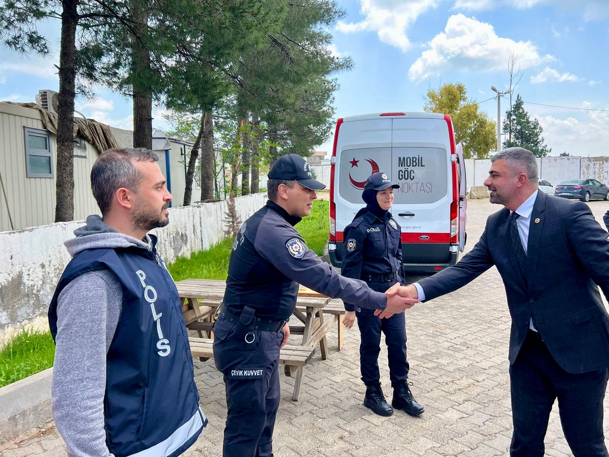 📍 Mardin ✅️Polis Uygulama Noktasını ziyaret ederek, görevleri başındaki güvenlik güçlerimizin bayramlarını kutladık. #HayırlıBayramlar