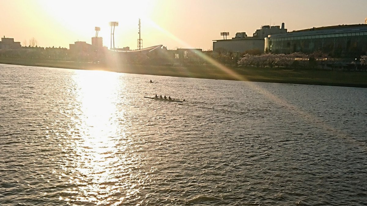 夕暮れの川面を渡る
ボート部の声
明日も
がんばっていきまっしょい