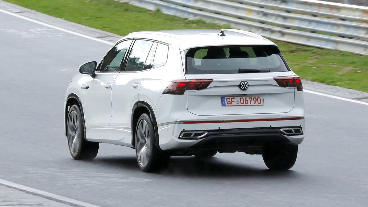 The new Volkswagen Tayron has been spotted on the Nurburgring...>> buff.ly/4arLqJP