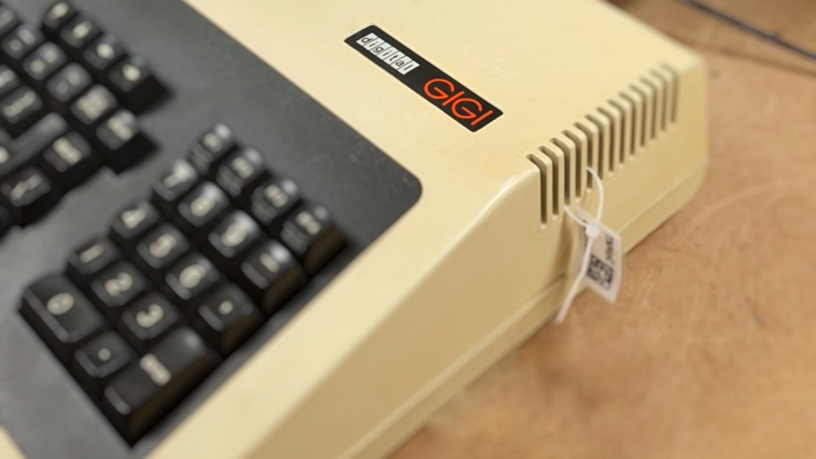 Thrilled to welcome the team from @readingmuseum to #TNMOC today to discuss our upcoming collaboration on our DEC #Exhibition 

Here’s a sneak peak of what our team have been working on!🧑‍💻

#Computing #TechHistory #Reading #RetroComputing #BusinessComputing