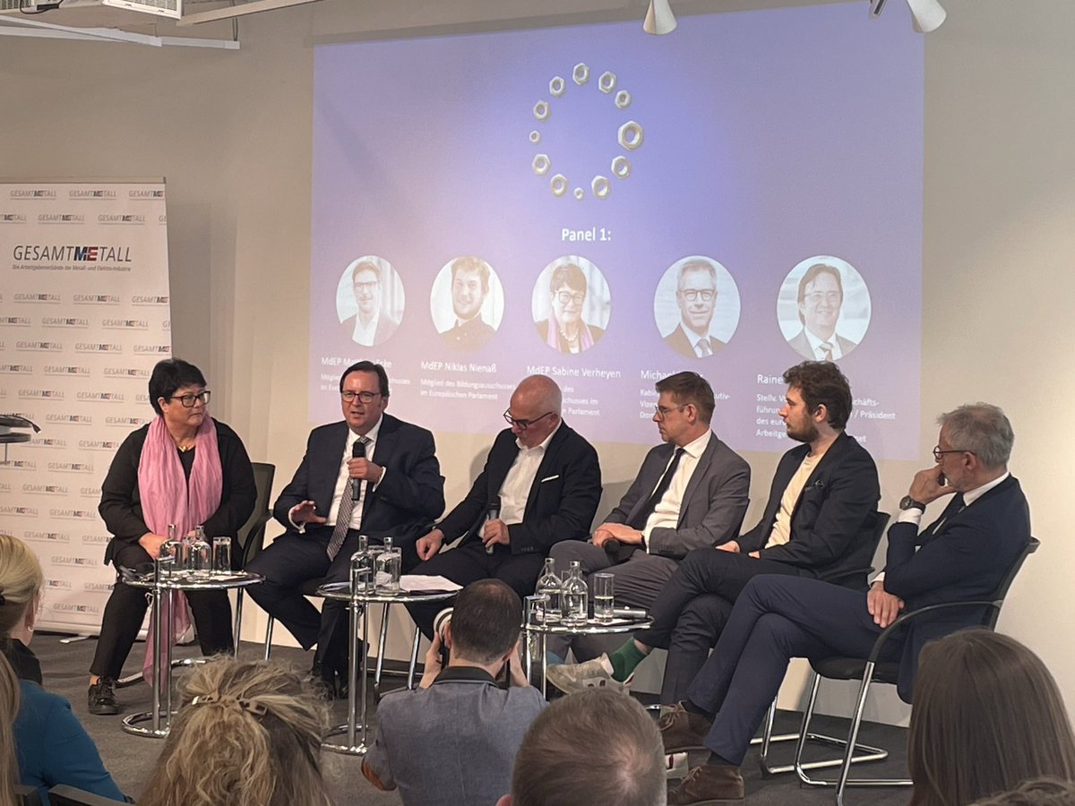 Panel 1. Europas demografische Herausforderung: Der Fach- und Arbeitskräftemangel mit MdEP Matthias Ecke, SPD, Mitglied des Industrieausschusses im Europäischen Parlament @MattEcke MdEP Niklas Nienaß, Bündnis90/Die Grünen, Mitglied des Bildungsausschusses im Europäischen