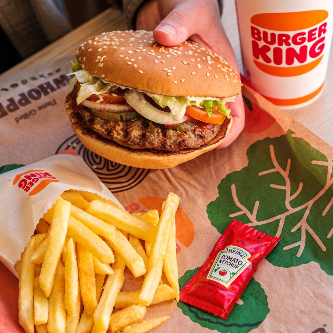 It's about that time of the week we all need a little treat... why not make it a Whopper of a week! 🍔 What's your Burger King order?👇 📸 - @burgerkinguk #RdgUK #BroadStreetMall #BurgerKing #Food #Treat #Burgers