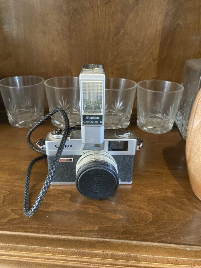 AaronSiepierski's tweet image. Get ready to click away! 

Explore our assortment of vintage cameras and accessories at our Lapeer Estate Sale. 📷 

📍1676 Greenwood Lapeer, MI 4844
📅 Apr 12-14, 2024
🕒 10:00 am - 04:00 pm

#VintageCameras #PhotographyLovers #CameraCollection #VintagePhotography