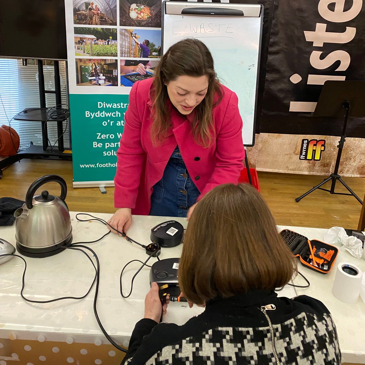 The #BrightSparks team has been busy running several E-waste Pop Up awareness events at community groups in #Llanelli. Last month the team visited the #LlaneliMulticulturalNetwork to discuss #EWaste and the challenges it poses to our #environment @hubbubUK #RepairReuseRecycle