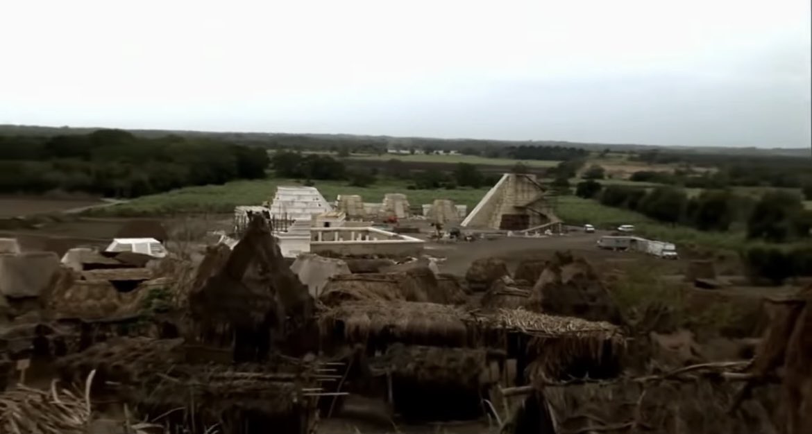 cinefiliacult's tweet photo. Pero si quieren saber sobre los errores históricos, yo les dejo el video aqui👇🏼. Me interesa más contarles la visión de Gibson, y esta NO es porque sí. Me explico. El construir, solo para la película, decorados mastodónticos como en la foto, o que hubiera más de 700 extras a los que tuvieran que pintar uno a uno, entre casi 200 maquilladores🤯

https://t.co/NR44h1ft5X
