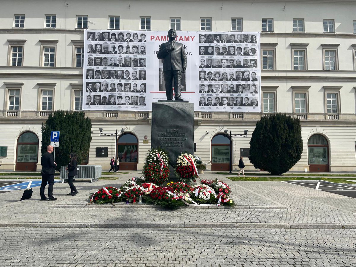 Dziś w Warszawie pamięć ofiar Katastrofy Smoleńskiej uhonorowała razem ze mną delegacja parlamentarzystów i samorządowców Pomorza. Dziękuję za wspólny udział w uroczystościach. 🤝