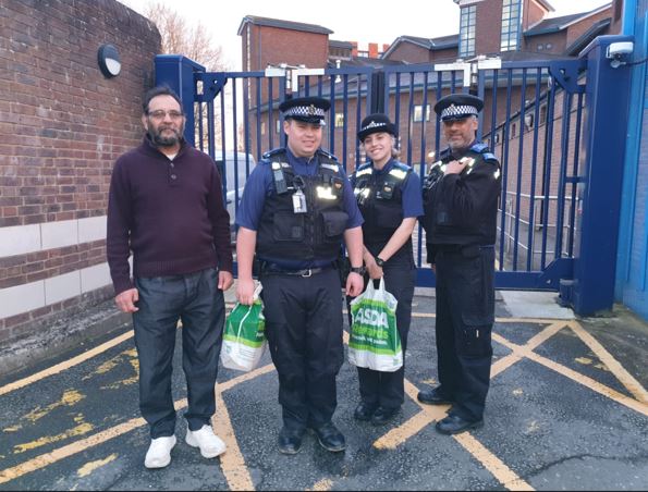 Officers from #CrawleyPolice had a lovely surprise when the Ahmadiyya Noor Mosque made a visit to the police station, offering food during Ramadan - Officers were very grateful 😃 🙏 #Crawley #Community