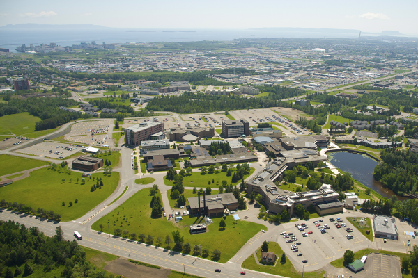 Ydych chi eisiau teithio heb esgeuluso'ch astudiaethau? Gallai semester dramor ym Mhrifysgol Lakehead, Canada fod yn ddelfrydol i chi! Treuliwch eich dyddiau gwaith yn dysgu gan y goreuon, a'ch penwythnosau yn eu stiwdio ioga poeth! eu1.hubs.ly/H06SW0B0