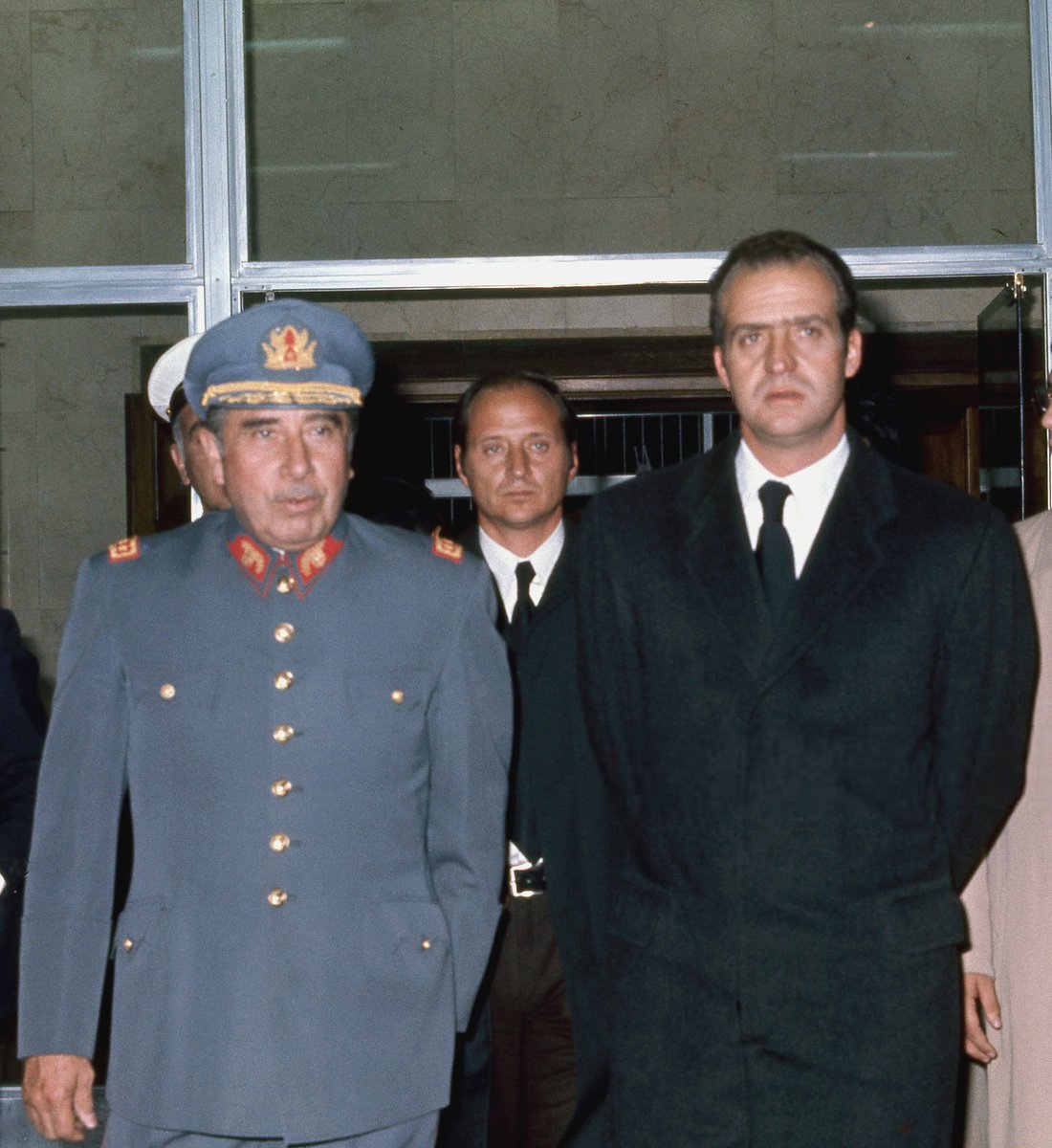 El Presidente de Chile, general Augusto Pinochet, es recibido por el príncipe Juan Carlos en el aeropuerto de Madrid el 21 de noviembre de 1975.