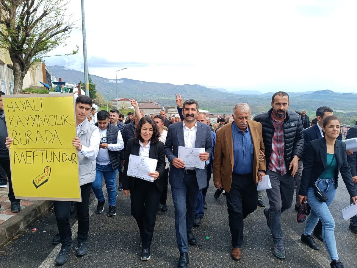 Amed Pasur ilçe belediye eş başkanları mazbatalarını aldı.