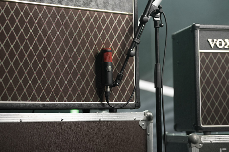 Looking for the ultimate mic for your guitar? The KSM313 ribbon mic has you covered with two distinct polar patterns—the front side delivers warm, thick and rich tones, while the backside offers an open and bright sound. Check out the KSM313 here: shu.re/3TC6cz5