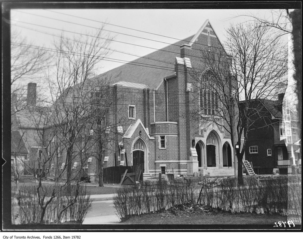 #EidMubarak! Did you know that the Jami Mosque, the oldest extant mosque in Toronto, began its life as a Presbyterian church? This is what it looked like in 1930. ow.ly/q13p50R7s4G #TorontoArchives #TOHistory