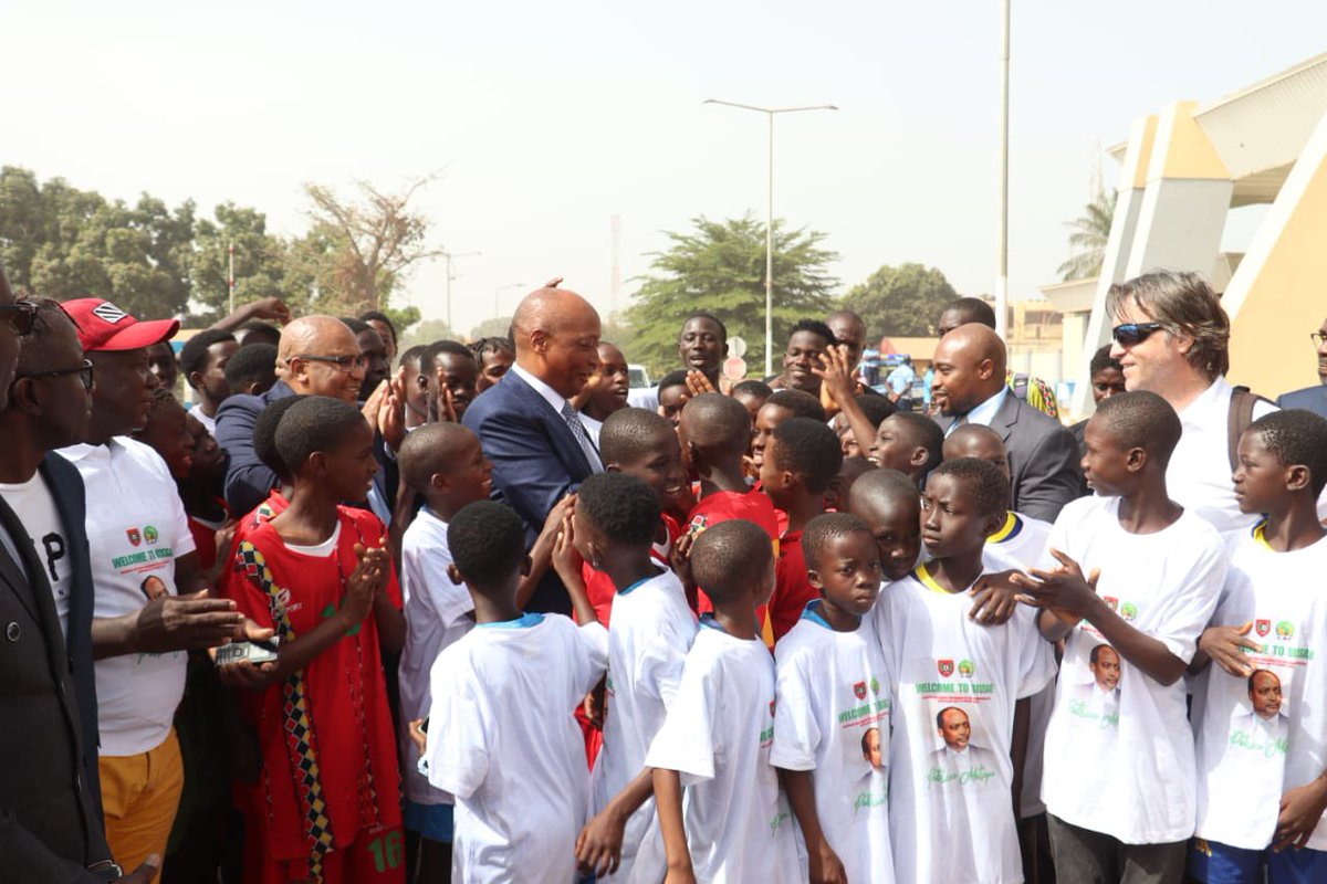 Le Président Motsepe est arrivé à Bissau où il a reçu un accueil chaleureux ce matin. Durant sa visite, Dr Motsepe rencontrera le Chef d'Etat de la Guinée-Bissau, le Ministre des Sports et le Président de la Fédération.