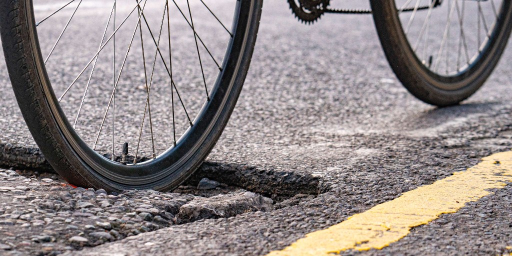 🚴‍♂️ Britain's roads need TLC! £16.3 billion is required to fix the pothole crisis 💰 Potholes aren't just annoying; they're a danger to cyclists, we recorded over 255 serious injury or death cases in the past 7 years that were linked to road defects. 🔗 cyclinguk.org/billions-neede…