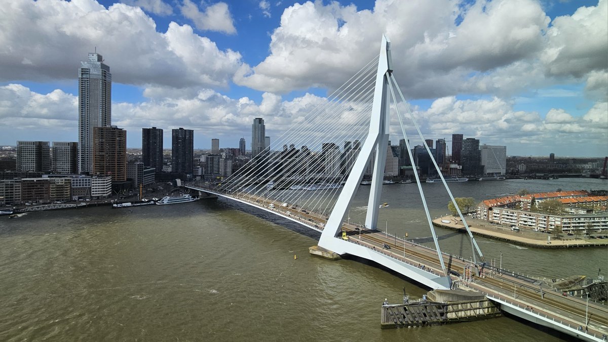 🌉👷‍♀️ De #Erasmusbrug krijgt in 2024 een grote onderhoudsbeurt. Daarvoor is de brug van 15 april tot 13 mei in de avond en nacht dicht voor autoverkeer en fietsers. In deze periode wordt een tijdelijk dek opgebouwd om veilig te kunnen werken. ℹ️👉 rotterdamonderweg.nl/erasmusbrug