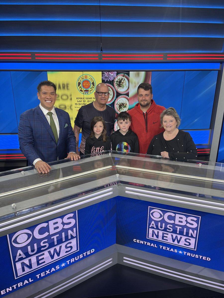 Mr_JCE's tweet image. 🇬🇧🫶🏽 We had some morning visitors from the UK today! Brian and family got a VIP tour of our @cbsaustin studio, control room, and newsroom. They loved trying the green screen! Thanks for stopping by! #MorningShowMagic 📺✨