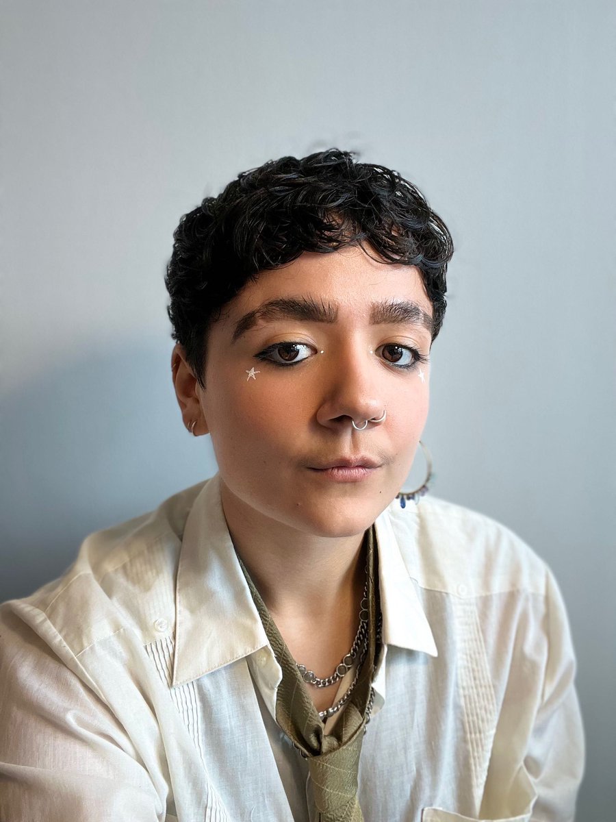 Framework Theatre (@frameworktc) on Twitter photo DRUM ROLL 🥁
We are so delighted to introduce our new Administrative Producer, Nay Dhanak!
<a href="/naydhanak/">nay dhanak ❤️🔥🇵🇸</a> is a writer, producer & dramaturg based in Glasgow. They are interested in new writing and making queer & trans theatre 🎭
They join the core team and are supporting Louder 🧡 DRUM ROLL 🥁
We are so delighted to introduce our new Administrative Producer, Nay Dhanak!
<a href="/naydhanak/">nay dhanak ❤️🔥🇵🇸</a> is a writer, producer & dramaturg based in Glasgow. They are interested in new writing and making queer & trans theatre 🎭
They join the core team and are supporting Louder 🧡