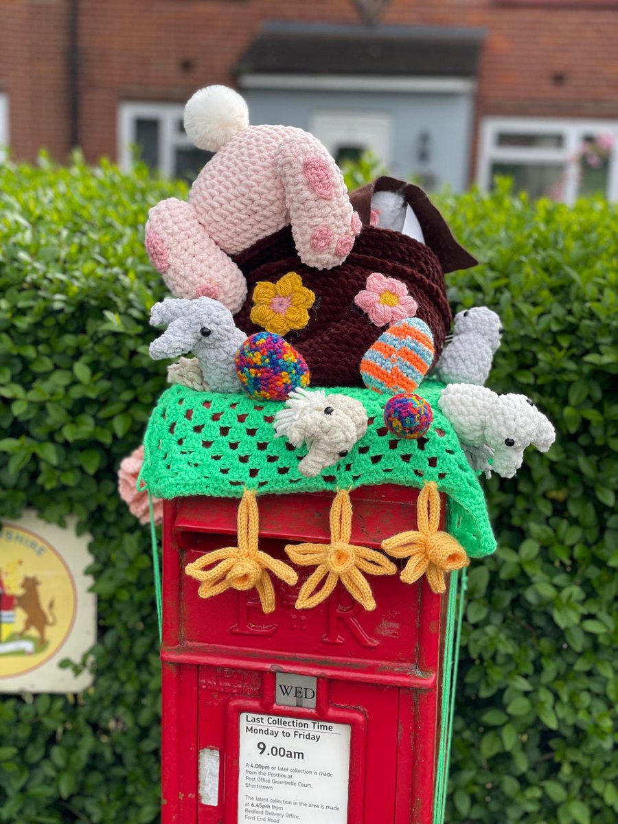 We love this new postbox topper in Shortstown! The Higgins Bedford has a friendly, informal knitting and crochet group who meet on the 3rd Tues each month. They work on their own projects & also knit for charities & events through the year, find out more thehigginsbedford.org.uk/Whats_on/Knitt…