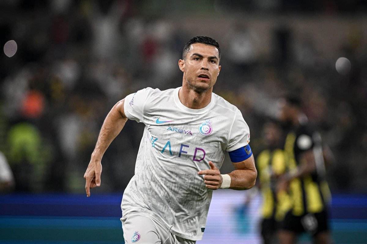 'Choque no mundo do futebol! 😮 Cristiano Ronaldo expulso e sob investigação após agressão no jogo Al Nassr vs Al-Hilal. Riscos? Suspensão e multa pesada. Ficou mais difícil na Supertaça Saudita. Suporte ao Al Nassr! #Futebol #CristianoRonaldo #AlNassr'