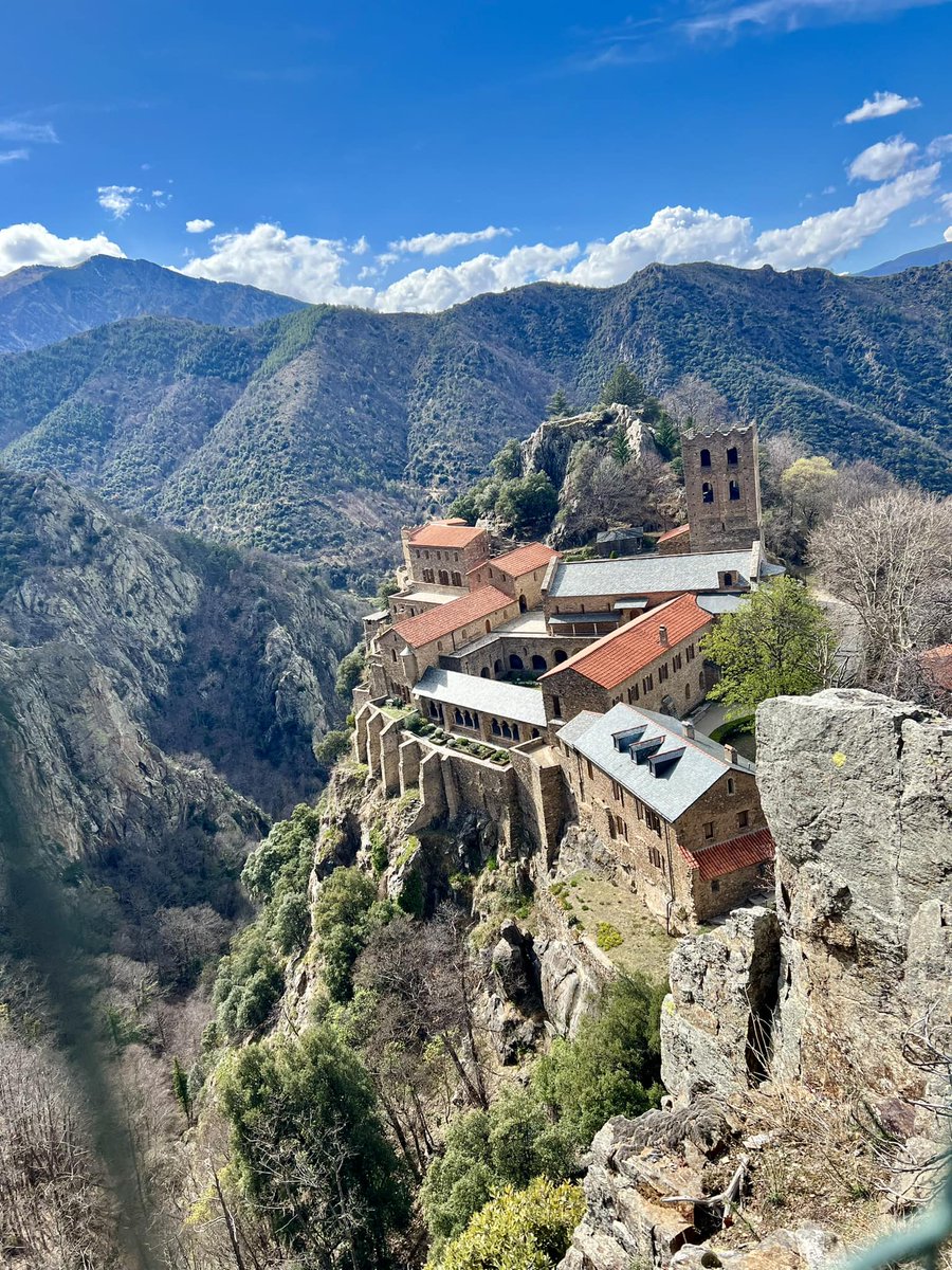 A Sant Martí del Canigó   la veu ressona que us esglaia.   Diu: Catalunya!     i la remor   sempre contesta: Esclava a Espanya.   Si prens coratge     els ulls al cel   i alces el braç -gest de venjança,   a Sant Martí sents una veu   i a cau d'orella:   També a França. Papasseit