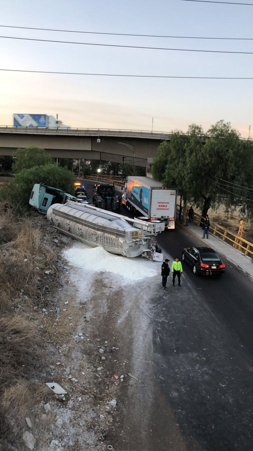 🚨#AlertaADN 

¡Tómalo en cuenta! Hay una volcadura de tráiler que transportaba 27 toneladas de almidón, provoca afectación vial en Acueducto de Guadalupe y Periférico Río de los Remedios en la alcaldía Gustavo A. Madero; hay un herido