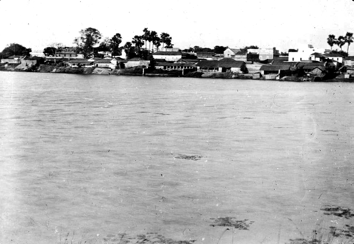 Motihari, 1906
Champaran, Bihar

This photograph originates from a collection by Christian missionaries belonging to the Regions Beyond Missionary Union, a Protestant evangelical organisation that was quite active across Bihar, Orissa and Nepal.