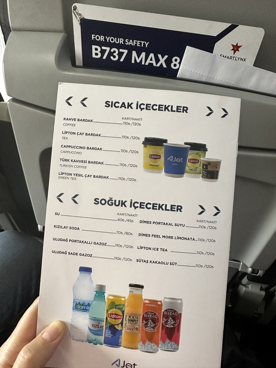 Bulutların üstündesin. Temel ihtiyacların arasında Su içmek var. Alternatifin yok o zaman su 40 Tl… Su ücretsiz olması gerekiyorken bari bu fiyatı yapmayın. İnsanları bu kadar kullanmanın luzumu yok. Yazık! #ajet #anadolujet <a href="/AJET_TR/">AJet</a>