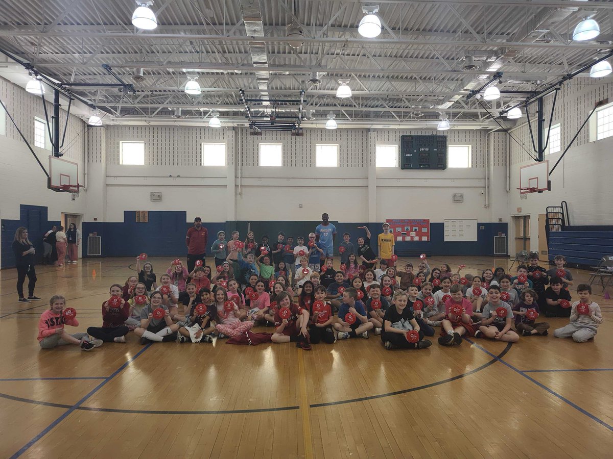 This was one of six(!!!) classes for @jpoll017 & Jacob and our GM Matt Shade at Maureen M. Welch Elementary, yesterday! 600 kids went home with signed mini discs from our youth partner, @RothmanOrtho! Shout out to the gentlemen for spreading the good word of Ultimate! #Hotbirds
