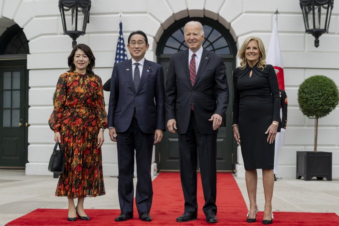 President Biden warmly welcomes Japan Prime Minister Kishida and wife back to the White House.📷@POTUS

#BidenKishidaMeeting #WhiteHouse #USJapanRelations #DiplomaticVisit