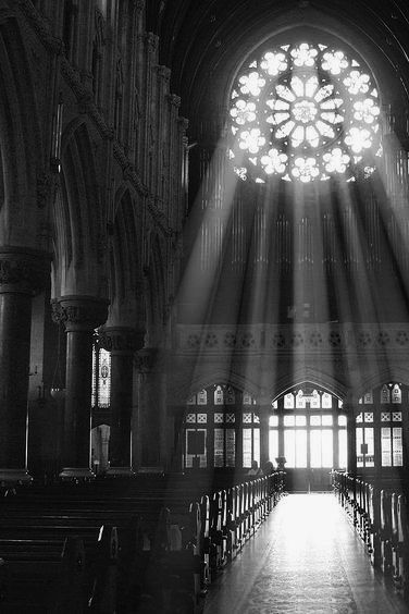 И днем и ночью только он передо мной,
И не Мадонне я молюсь, а лишь душе его одной.
Стой! Не покидай меня безумная мечта,
В раба мужчину превращает красота.

И после смерти мне не обрести покой,

Я душу дьяволу продам за ночь с тобой.