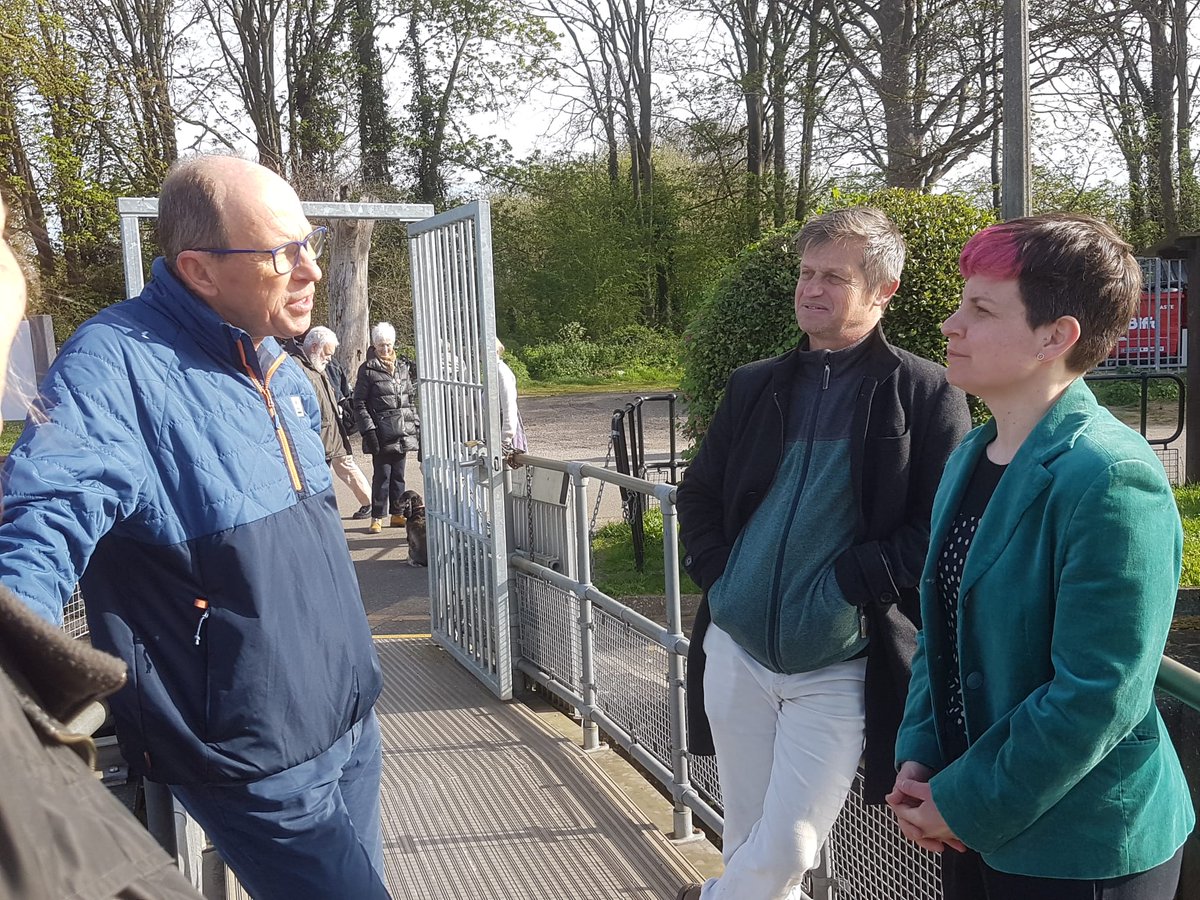 Lovely to see @ZoeGarbett on my home patch, at Teddington Lock talking to Ian of @savehamlands about the twin evils of sewage discharges and the Thames Water abstraction plan. This really does need a Green solution. @andree_frieze @RTGreenParty @LonGreenParty