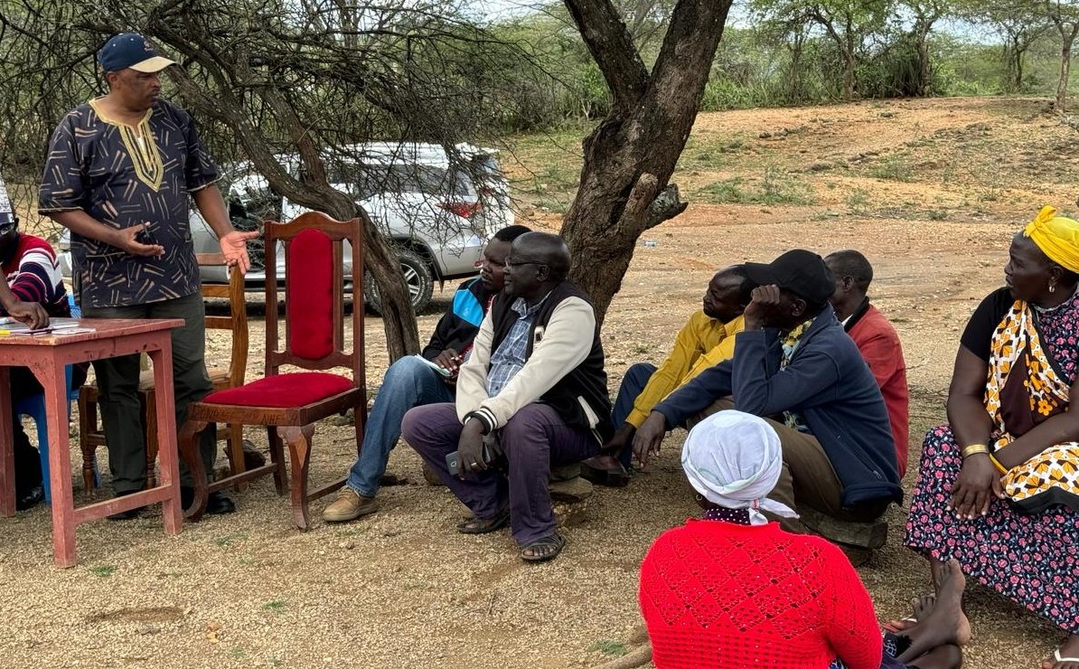 CA_Kenya's tweet image. The Principal Administrative Secretary in the @MoICTKenya Mr. Erick Kiraithe during a community engagement activity with residents of Kiwawa Sub-location in West Pokot County on mobile network connectivity  implemented by the CA through the #UniversalServiceFund. 1/2