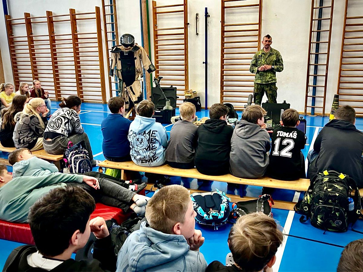 Budují mosty, zneškodňují nástražné výbušné systémy nebo překonávají překážky. Děti ze ZŠ Za Nádražím v Českém Krumlově se v rámci projektu Naše stopy v NATO od vojáků z 15. ženijní pluku dozvěděly, co dělat, když najdou nevybuchlou munici, či jak ošetřit poranění. #WeAreNATO