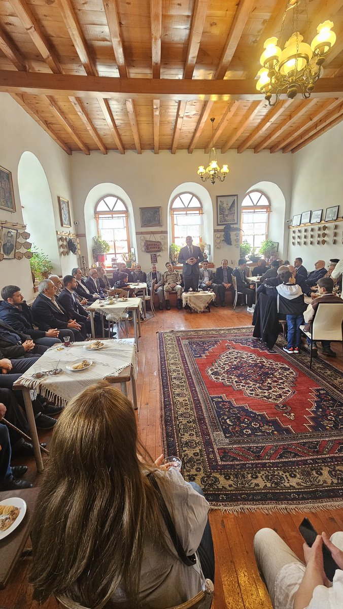 ErdemAtmaca24's tweet photo. Ramazan Bayramı münasebetiyle geleneksel bayramlaşma programımızı muhtarlarımız, Kıymetli Kemaliyeli hemşehrilerimizin yoğun katılımlarıyla gerçekleştirdik. 

Hemşehrilerimiz ile tek tek bayramlaşarak uzun süre sohbet ettik. https://t.co/CTdUQV4Csj
