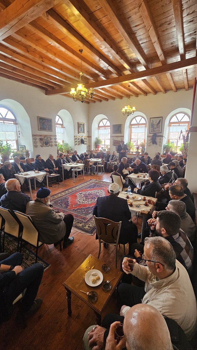 ErdemAtmaca24's tweet photo. Ramazan Bayramı münasebetiyle geleneksel bayramlaşma programımızı muhtarlarımız, Kıymetli Kemaliyeli hemşehrilerimizin yoğun katılımlarıyla gerçekleştirdik. 

Hemşehrilerimiz ile tek tek bayramlaşarak uzun süre sohbet ettik. https://t.co/CTdUQV4Csj