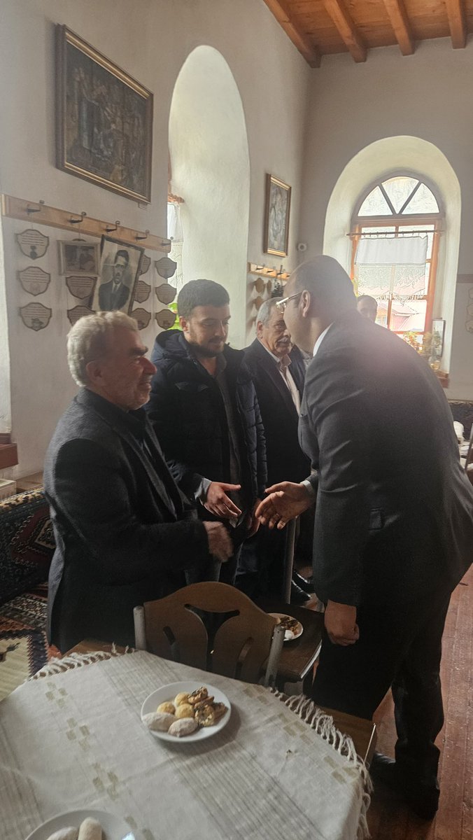 ErdemAtmaca24's tweet photo. Ramazan Bayramı münasebetiyle geleneksel bayramlaşma programımızı muhtarlarımız, Kıymetli Kemaliyeli hemşehrilerimizin yoğun katılımlarıyla gerçekleştirdik. 

Hemşehrilerimiz ile tek tek bayramlaşarak uzun süre sohbet ettik. https://t.co/CTdUQV4Csj
