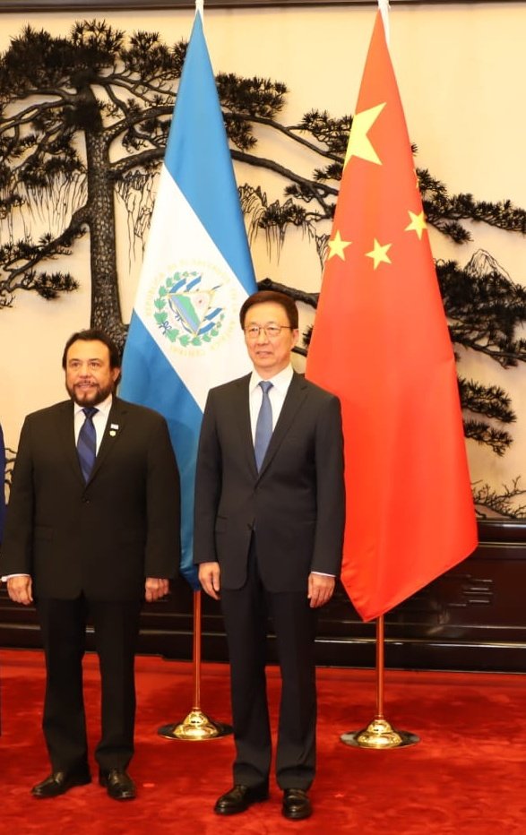Como parte de una misión realizada a la República Popular de China, junto a la Viceministra de Relaciones Exteriores, Adriana Mira, este día, sostuvimos una reunión con el Vicepresidente Sr. Han Zheng y su grupo de trabajo, en el Gran Salón del Pueblo, de la ciudad de Beijing.
