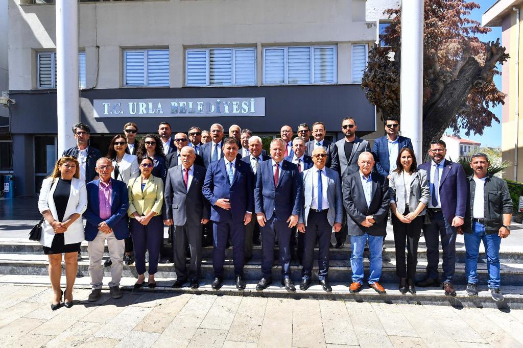 Ramazan Bayramının ilk günü Urla'yı ziyaret ettik. İlçe Belediye Başkanımız Selçuk Balkan ile bizi sevgiyle karşılayan tüm hemşehrilerimizin bayramını yürekten kutluyorum. 

Denizi ve doğasıyla nefes almamızı sağlayan Urlamızı koruyup geliştireceğiz. Güzel yarınlar için