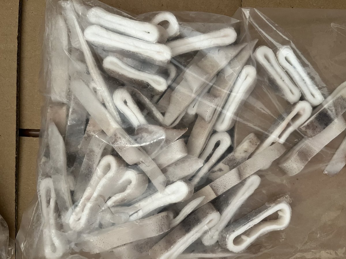 Frozen illex squid flat rings with skin supply
Our own fishing raw materials
Size: 200-300g raw illex squid
IQF, skin on, with tip, EU standard
4kg/10kg/ carton in bulk 
Any interest pls contact me through:
WhatsApp: +8615192796099
WeChat: +8617662701293
Email: xyk1205@126.com