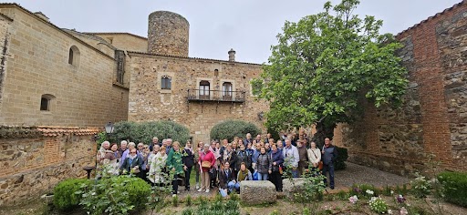 46 personas socias de los Espacios +60 están disfrutando estos días de un viaje por Extremadura y el Valle del Jerte 🗺️. 👉 Una actividad que busca favorecer un ocio saludable, así como el encuentro y las relaciones sociales entre las personas participantes.