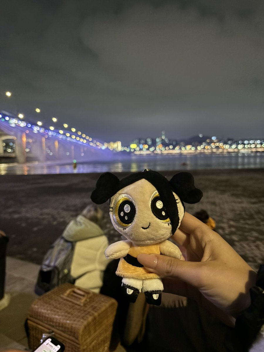 took danielle to the banpo bridge today, our princess is turining 19 in less than 2 hours, let’s celebrate it together soon 🩷