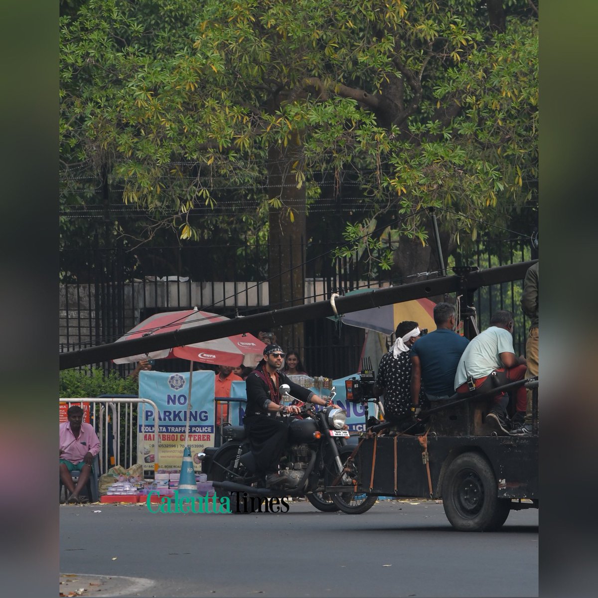 Kartik Aaryan was spotted in front of Victoria Memorial shooting for Bhool Bhulaiyaa 3. Glimpses 

#kartikaaryan #victoriamemorial #kolkata #bhoolbhulaiyaa3 #bhoolbhulaiyaa #shooting #onset #bollywood #actor #celebrity