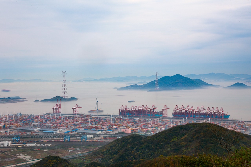 China's busiest port – Ningbo-Zhoushan Port in East China's #Zhejiang province, saw its container throughput hit 9.14 million twenty-foot equivalent units (TEUs) in Q1 of 2024, up 11.7% YoY. #InvestinChina #foreigntrade brnw.ch/21wIGBb