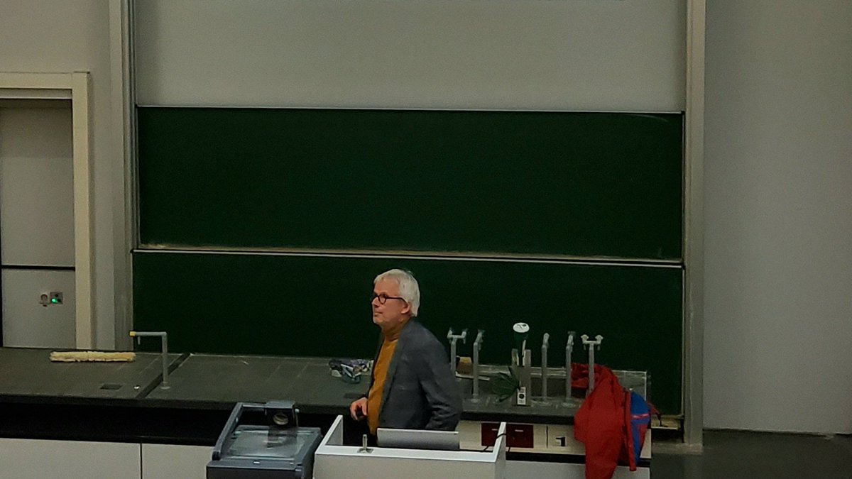 Today, Prof. Bernd Engels from @Uni_WUE is our guest at @ChemUniCologne. He gave a lecture discussing the use of cluster approaches to describe #ThinFilms of #OrganicSemiconductors. Thank you for visiting us! #compchem #theochem #quantumchemistry