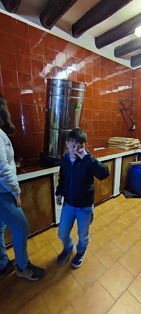 L'alumnat de 4t, avui hem descobert l'apassionant món de les abelles a la Granja Can Pere de Sant Pere de Ribes. Hem pogut tastar la mel i hem fet espelmes amb cera d'abelles 🐝🪻🐝. Quina sortida més guay!!!! 🤩