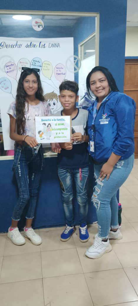 danielasocialis's tweet photo. #Fal29 realiza taller sobre los derechos DNNA a los niños, niñas y jóvenes de la comunidad Mauroa, donde trabajaron en equipos en la relajación d unos dibujos sobre  algunos derechos #CienciaParaLaVida 
@LaRosaInfoVE 
@Carmen_Vzl https://t.co/meHeICG9Qm