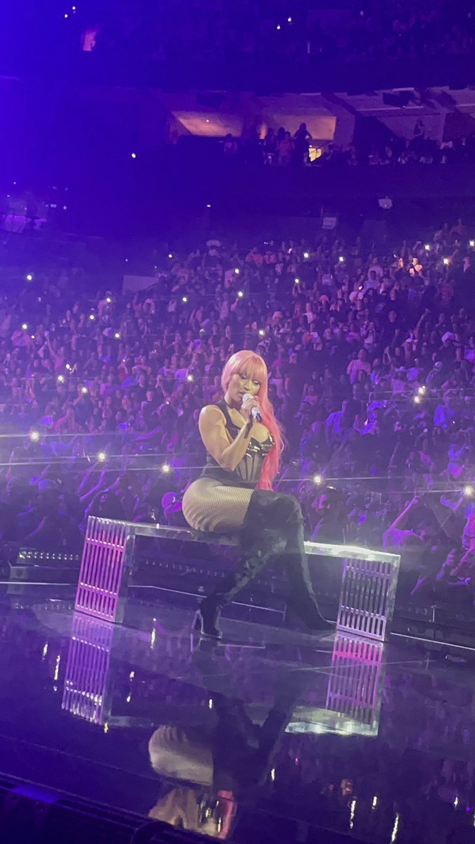 Hoe shut up i saw <a href="/NICKIMINAJ/">Nicki Minaj</a> front row !!