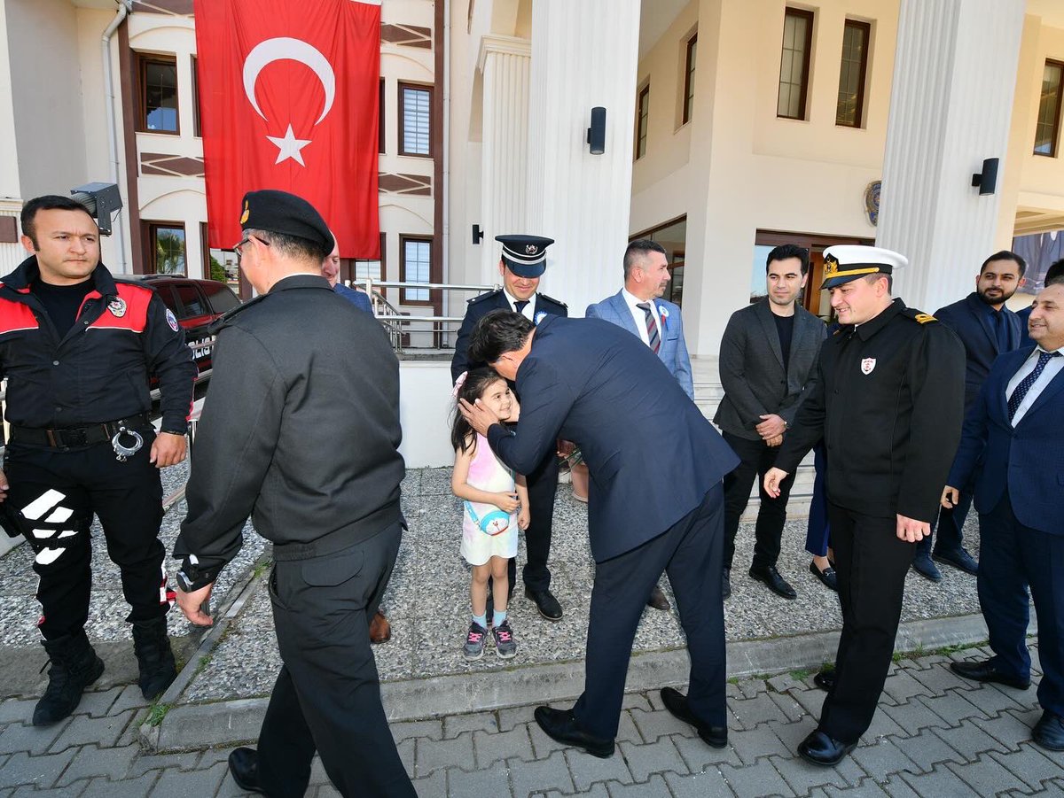 Bugün, bayram ziyaretlerimize ilçemizde, kamu görevlisi nöbetçi memurlarımızı, kolluk kuvvetlerimizi ve hastalarımızın bayramlarını tebrik ederek başladık. 📌Fethiye Devlet Hastanesi 📌Huzurevi 📌Gaziler ve Şehit Aileleri Yardımlaşma ve Dayanışma Derneği 📌Jandarma 📌Sahil…