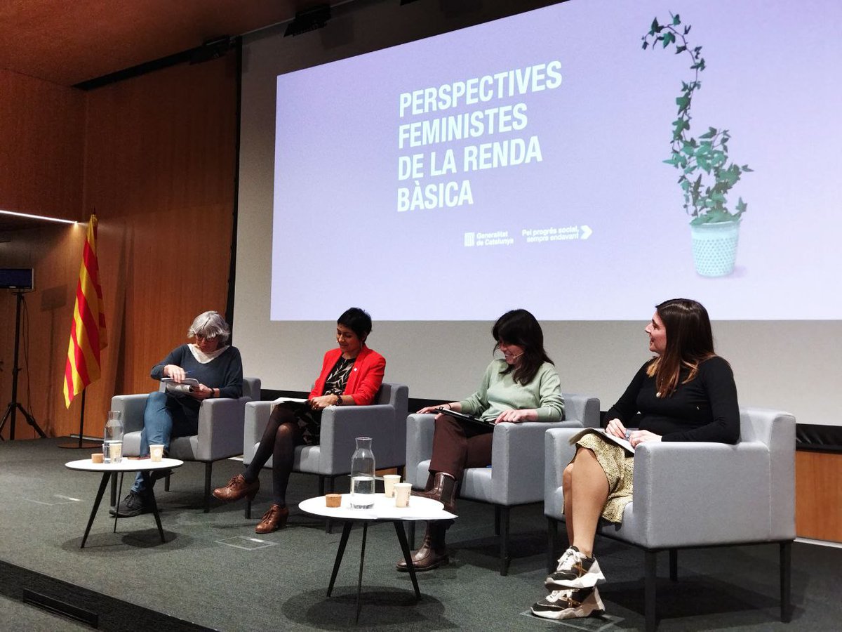 Comença el col·loqui 'La situació de les dones a Catalunya: reptes i oportunitats d'una renda bàsica', amb Eunice Romero, Andrea Alvarado i Georgina Monge. La periodista Carme Porta modera la taula.
